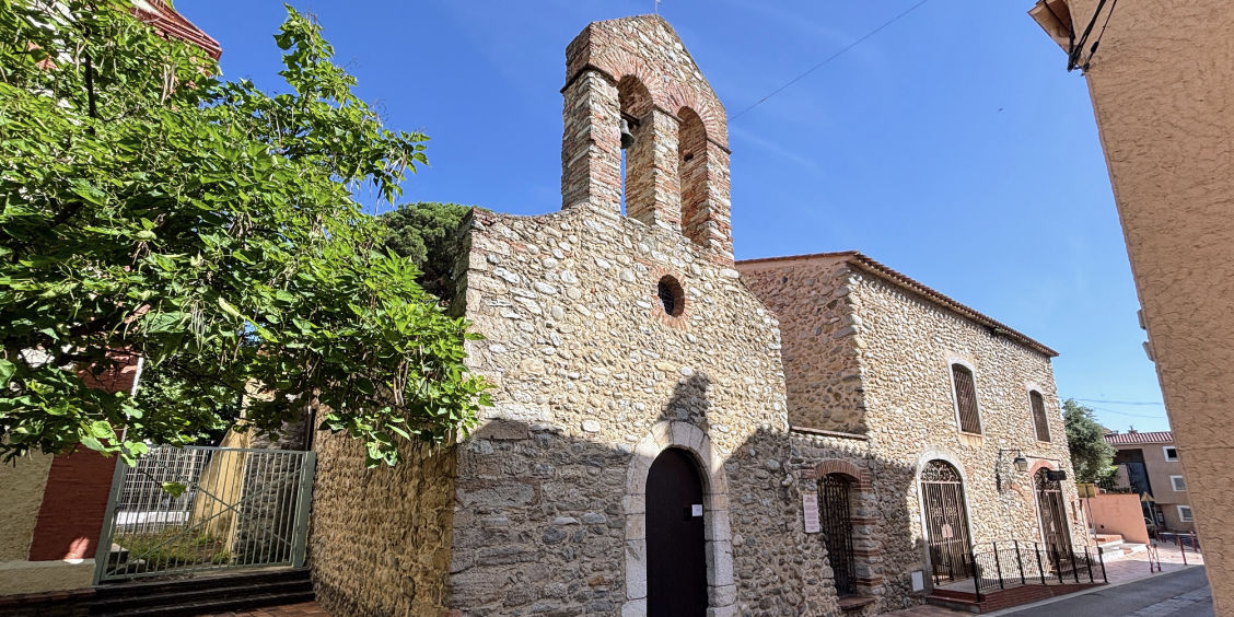 La storica Cappella di Sant'Antonio a Le Boulou, con la facciata in pietra e il tipico campanile a vela catalano nei Pirenei Orientali.