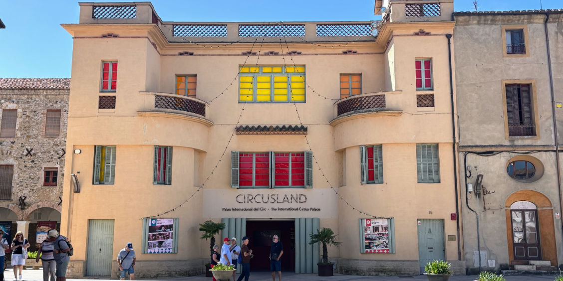 Facciata esterna di Circusland a Besalù, il Museo Nazionale dell'Arte del Circo ospitato all'interno del Palazzo dell'Abate.