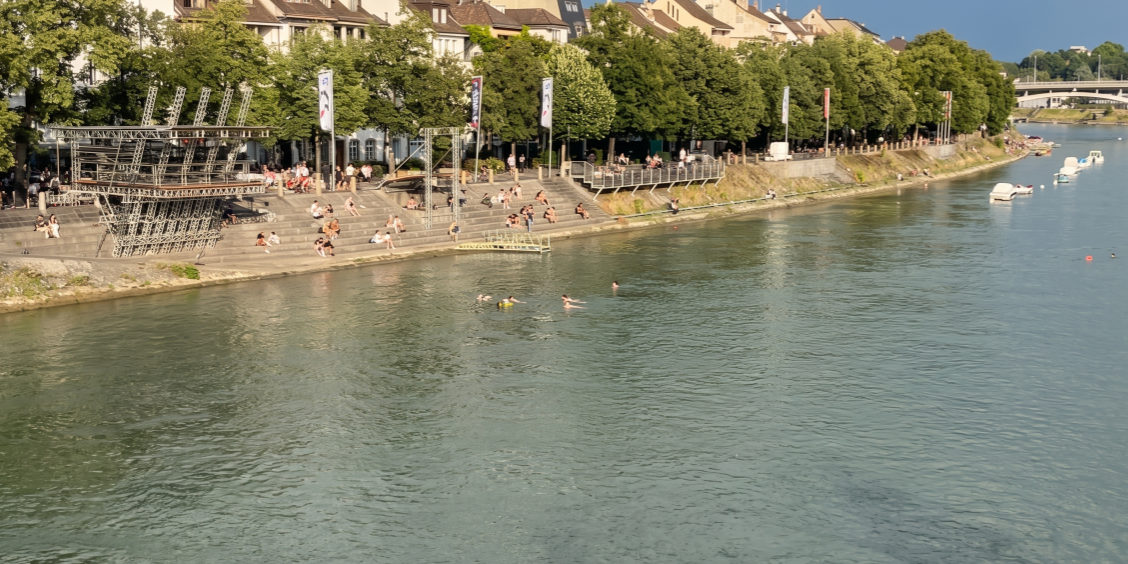 Nuotare nel fiume a Basilea.