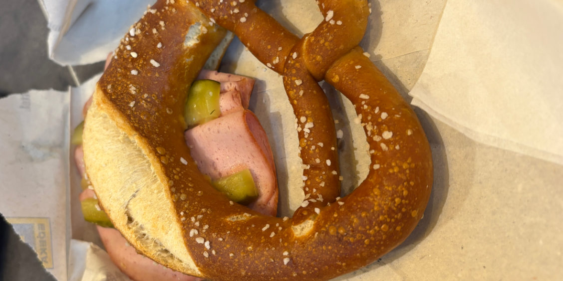 Un pretzel ripieno a Basilea.