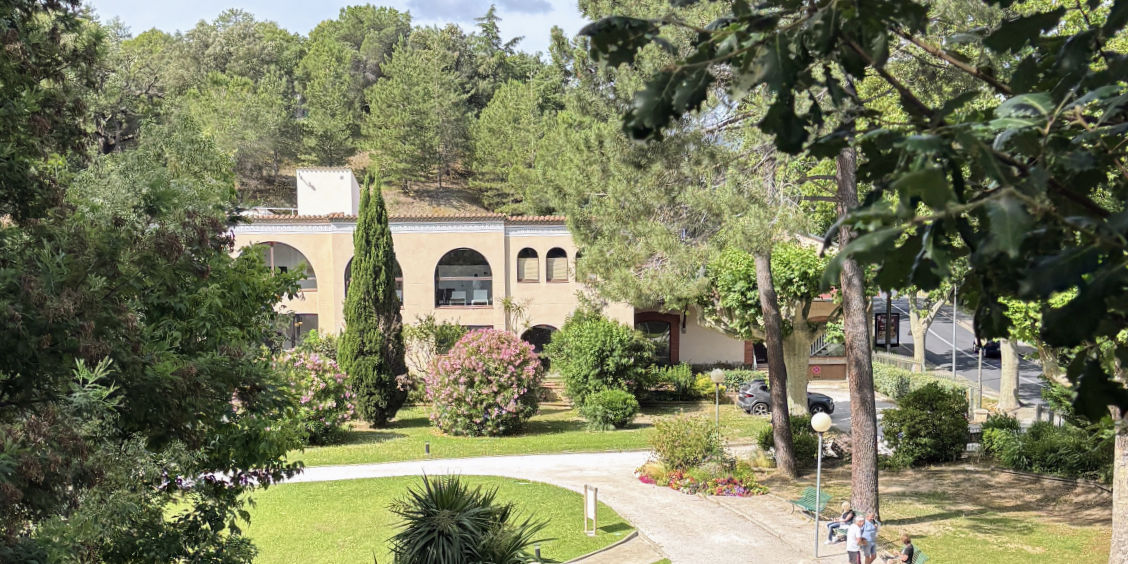 Lo splendido parco fiorito dello stabilimento termale di Le Boulou, famosa stazione di benessere nei Pirenei Orientali.