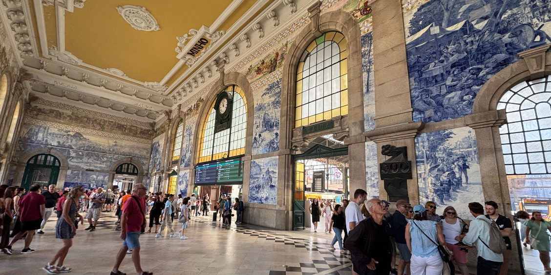 Atrio della stazione di São Bento a Porto con le pareti decorate da azulejos.