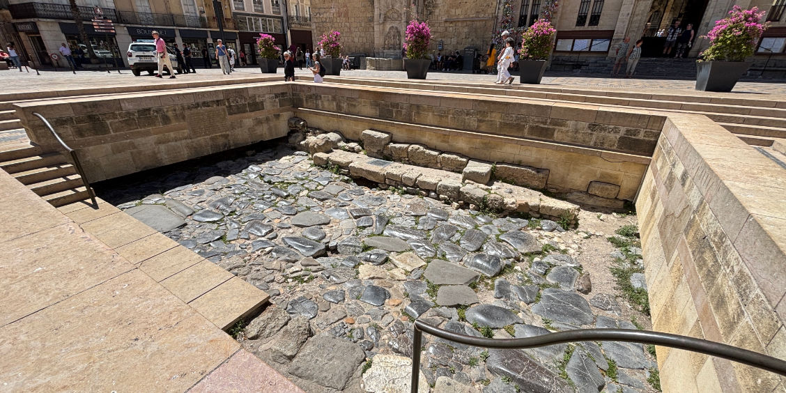 I resti archeologici dell'antica strada romana Via Domitia in Place de l'Hôtel de Ville a Narbona, Francia.